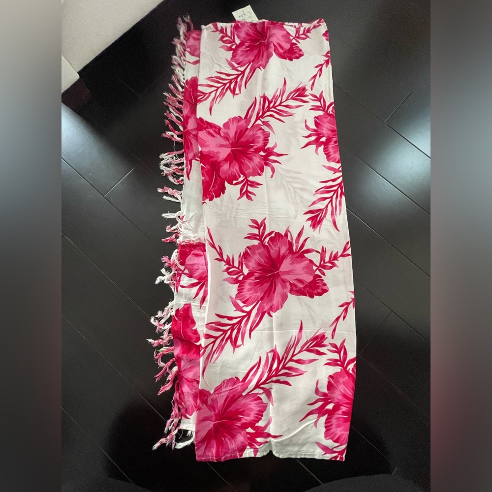 Floral Pink and White sarong hawaiin